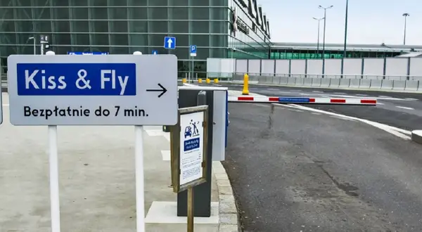 Strefa Kiss & Fly przy lotnisku. Szybkie pożegnanie i w drogę! Bezpłatnie do 7 min.