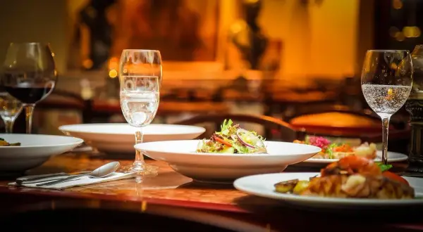 Gdzie zjeść w Gnieźnie? Odkryj najlepsze lokale gastronomiczne