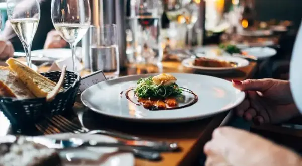 Gdzie zjeść w Kętrzynie? Odkryj najlepsze restauracje i smaki