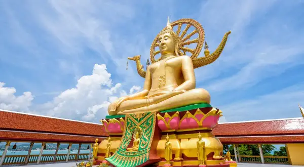 Wielki, złoty Budda w świątyni na Koh Samui. Symbolizuje potęgę tajlandzkiej religii i spokój.