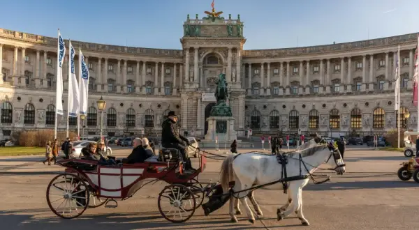Wiedeń co zobaczyć: przejażdżka dorożką przed Hofburgiem, dawną rezydencją Habsburgów.