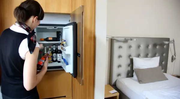 Czy minibar w hotelu jest płatny? Odkryj zasady i ukryte koszty