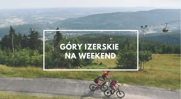 Góry Izerskie Polska: rowerzyści pędzą po górskiej drodze, w tle kolejka gondolowa i rozległy krajobraz.