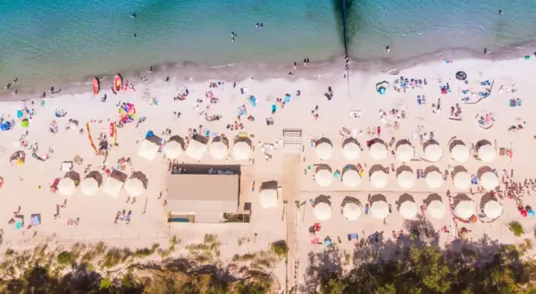 Plaża w Polsce, pełna słońca i ludzi. Idealne miejsce na wakacje all inclusive.