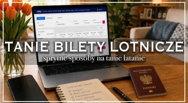 Tanie loty na majówkę? Laptop z wyszukiwarką lotów, paszport i lista rzeczy do spakowania to klucz do taniego latania.