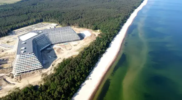 Nowy hotel Gołębiewski w Pobierowie, w budowie, z widokiem na morze. Ile pokoi będzie miał ten gigant?