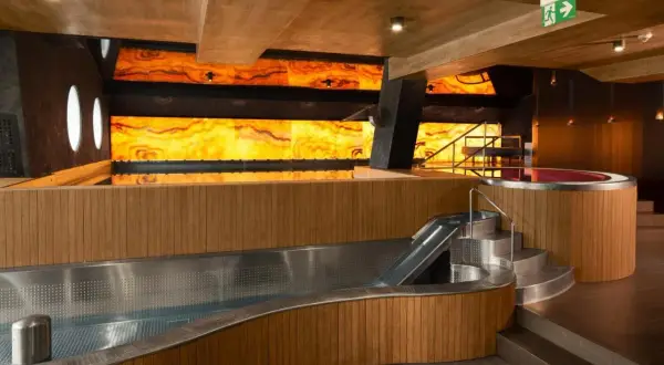 Nowe, nowoczesne wnętrze basenu i jacuzzi w Grand Chotowa Hotel Spa & Resort. Opinie gości podkreślają unikalny design.