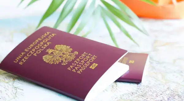 Pasporty na mapie, liść palmy i papierowy statek. Planujesz podróż? Czy na Maltę potrzebny paszport? Sprawdź!