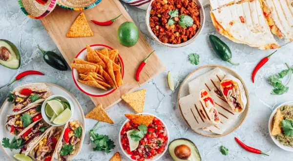 Kolorowe dania meksykańskie: tacos, burritos, quesadillas, nachos, salsa i guacamole.