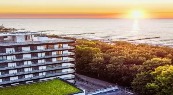 Idealne 10 dniowe wczasy nad morzem z wyżywieniem. Hotel z widokiem na zachód słońca nad Bałtykiem, otoczony zielenią.