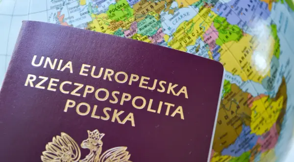 Polski paszport i globus symbolizują podróże. Sprawdź aktualny koszt paszportu przed planowaniem wakacji.