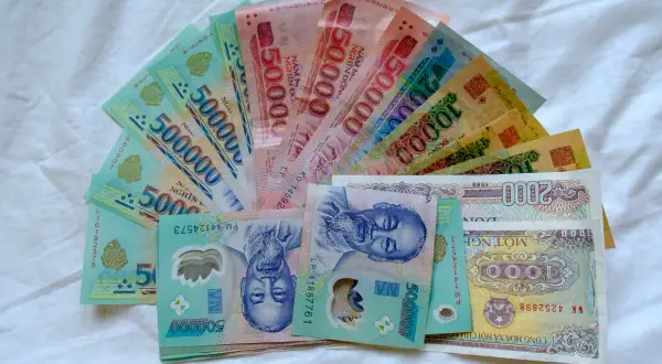 Waluta w Hanoi: stos banknotów 500 000, 50 000, 20 000, 10 000, 2 000 i 1 000 dongów w różnych kolorach.
