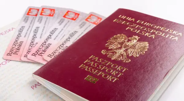 Polski paszport i kilka dowodów osobistych. Czy do Norwegii potrzebny jest paszport? Sprawdźmy!