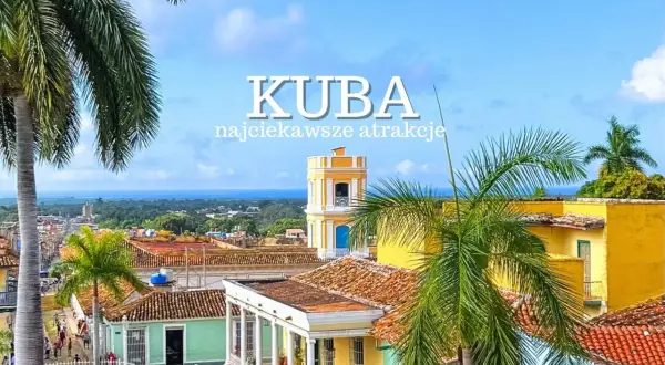 Kolorowe kamienice i palmy na wyspie Kuba. Widok na zabytkowe miasto Trinidad, gdzie słońce rozświetla architekturę.
