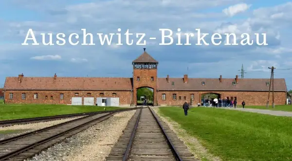 Brama obozu Auschwitz-Birkenau, miejsce pamięci. Opinie o Państwowym Muzeum Auschwitz-Birkenau w Oświęcimiu podkreślają wagę tego miejsca.