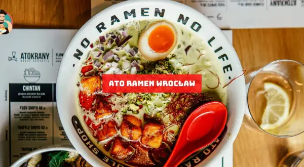 Ato ramen wro opinie: miska aromatycznego ramenu z jajkiem, mięsem i dodatkami. Na talerzu napis "No Ramen No Life".