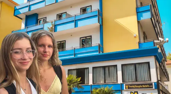 Dwie dziewczyny przed hotelem Elba, który polecamy po przeczytaniu ok tours opinie.