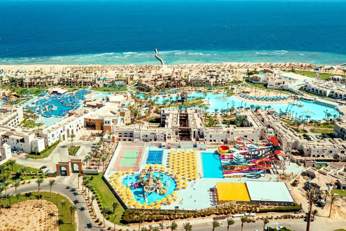 Widok z lotu ptaka na hotel Pickalbatros Oasis Port Ghalib z basenami, zjeżdżalniami i plażą. Opinie o tym miejscu są zazwyczaj pozytywne.
