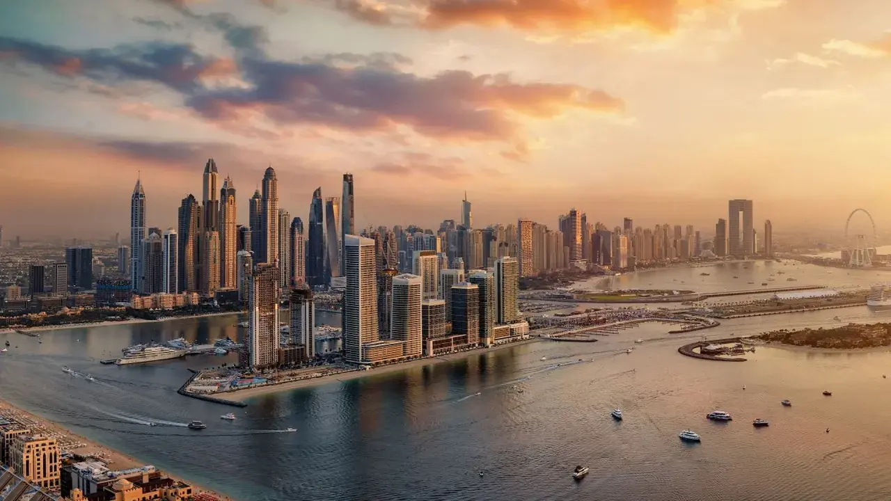 Zachód słońca nad Dubajem, z jego drapaczami chmur i jachtami, budzi pytanie: czy Dubaj jest bezpieczny? Tak, to nowoczesne miasto oferuje spokój.