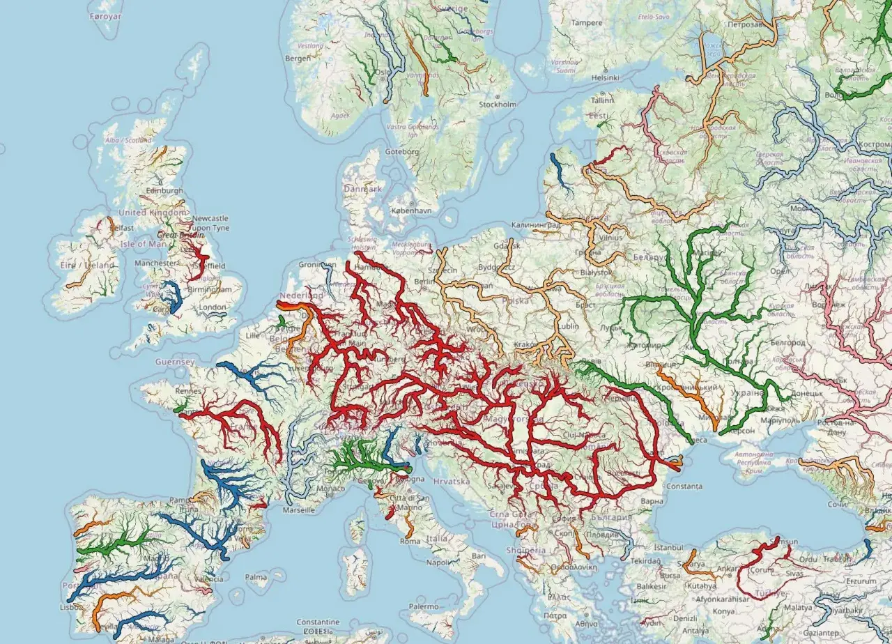 Mapa Europy z zaznaczonymi rzekami. Czerwone linie symbolizują rzekę Ren i jej dopływy, tworząc gęstą sieć wodną.