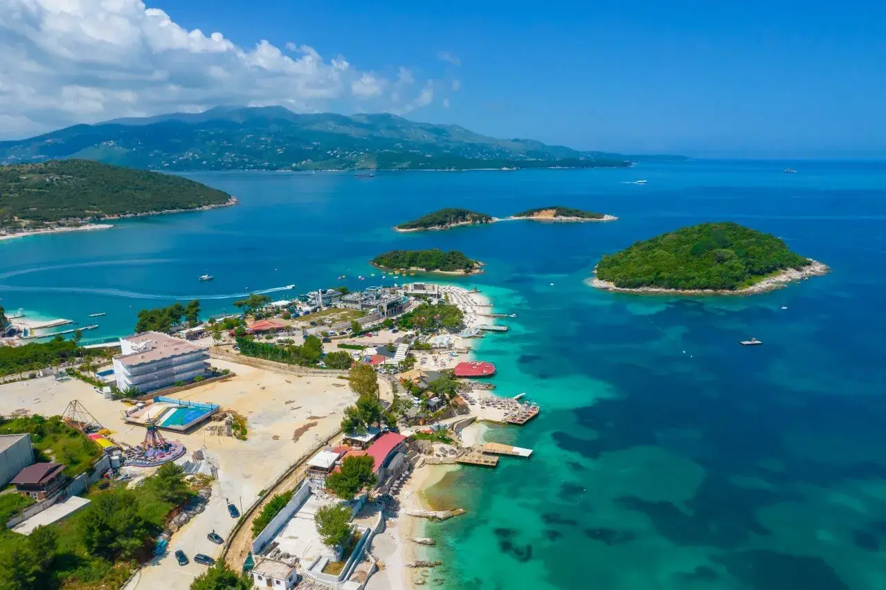 Malownicze wyspy i turkusowe morze w Albanii. Idealne miejsce na wakacyjne wycieczki, z plażami i hotelami.