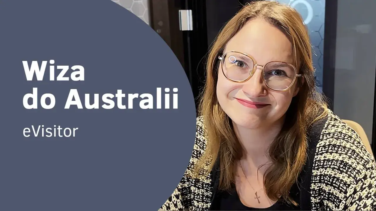 Uśmiechnięta kobieta w okularach. Tekst: "Wiza do Australii, eVisitor". Dowiedz się, czy do Australii potrzebna jest wiza.
