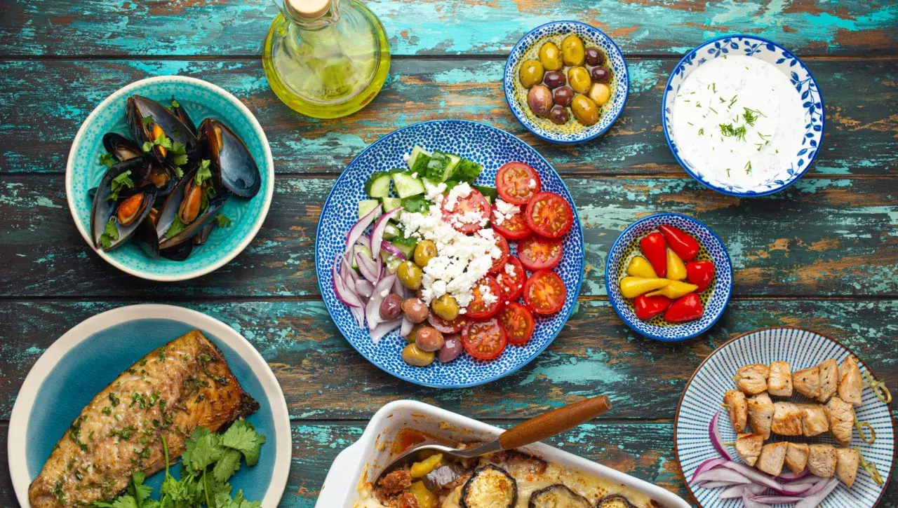 Pyszne dania kuchni greckiej: mule, ryba, sałatka grecka, souvlaki, dip i warzywa. Smacznego!