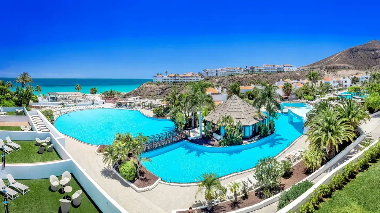 Wspaniały basen i widok na ocean w hotelu na Fuerteventurze. Idealne miejsce na wakacje, zgodnie z licznymi fuerteventura princess opinie.