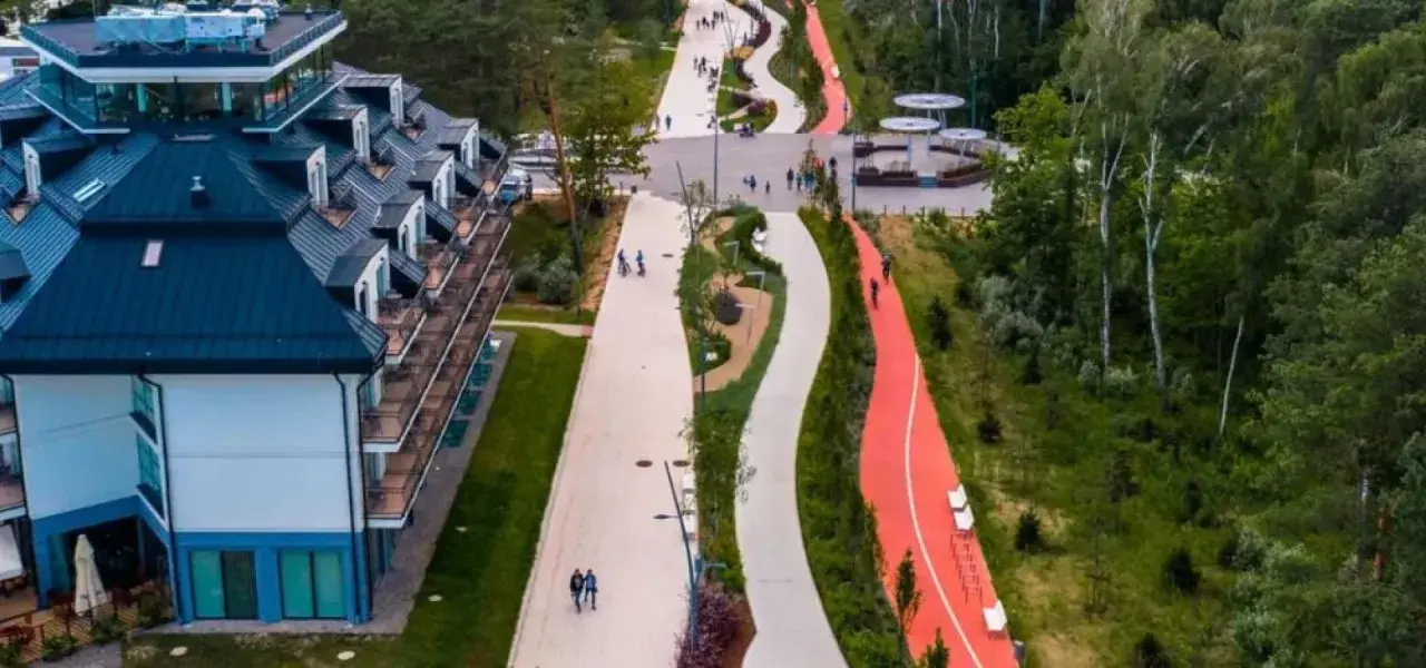 Nowoczesna promenada w Świnoujściu oferuje liczne atrakcje: ścieżki rowerowe, biegowe i spacerowe, a obok hotel z widokiem na morze.