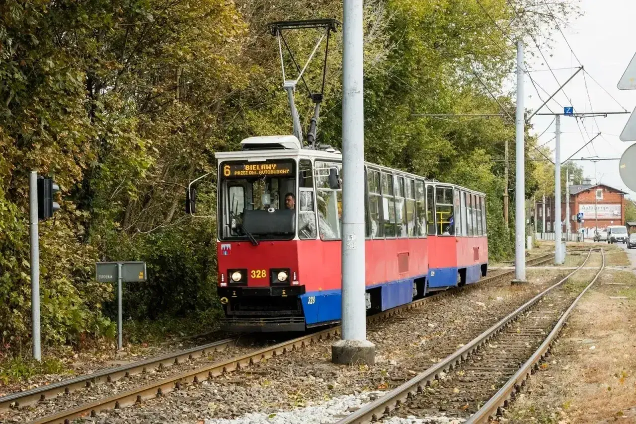 Czerwono-niebieski tramwaj linii 6 jedzie po torach w Szczecinie. Motorniczy w kabinie, zastanawiasz się, ile zarabia motorniczy w Szczecinie?