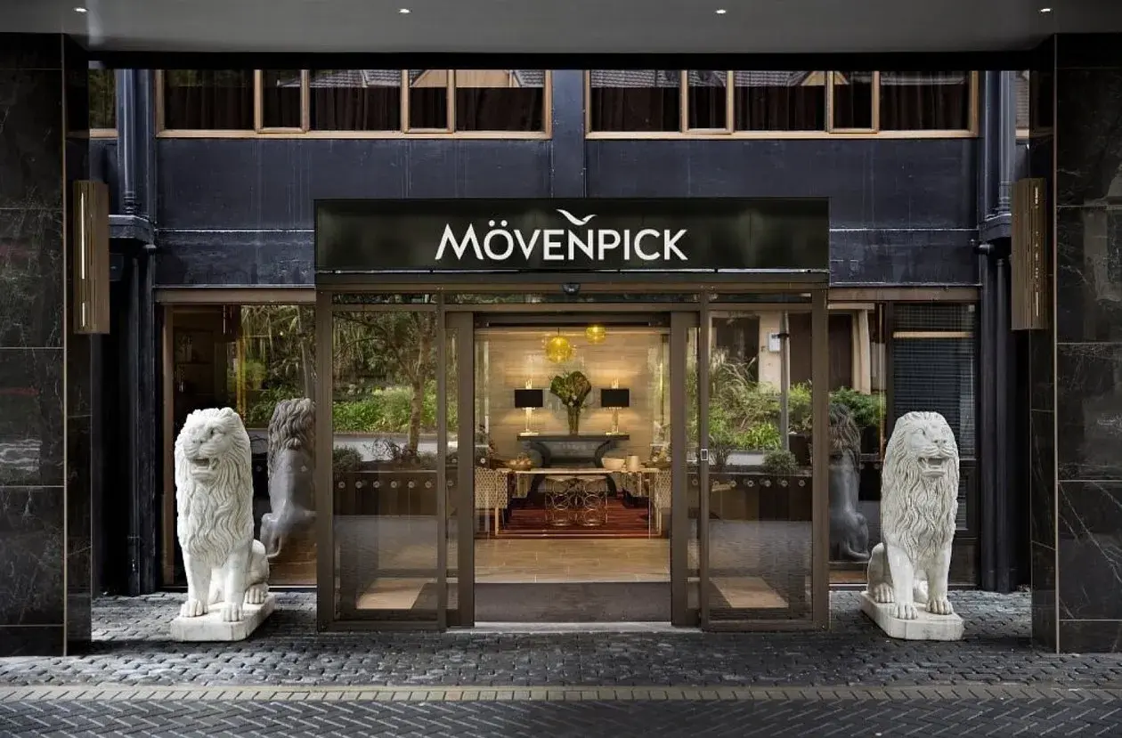 Wejście do hotelu Movenpick strzegą kamienne lwy. Eleganckie wnętrze zaprasza do środka.