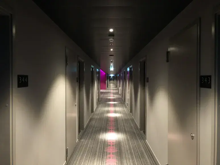 Czy osoba niepełnoletnia może wynająć pokój w hotelu? Oto co musisz wiedzieć