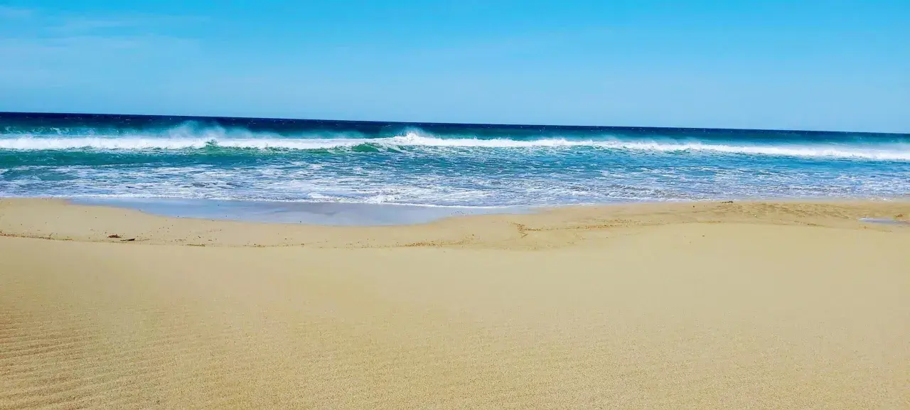 Piękne pafos plaże z błękitnym niebem i turkusowymi falami. Idealne miejsce na relaks.