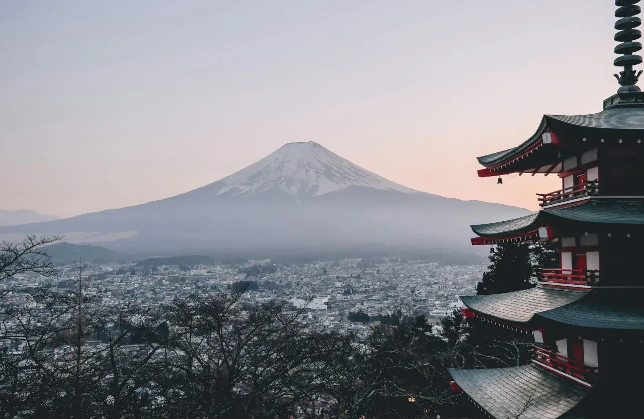 Pagoda z widokiem na ośnieżony Fudżi. Marzysz o takiej wycieczce do Japonii? Cena może być niższa niż myślisz!
