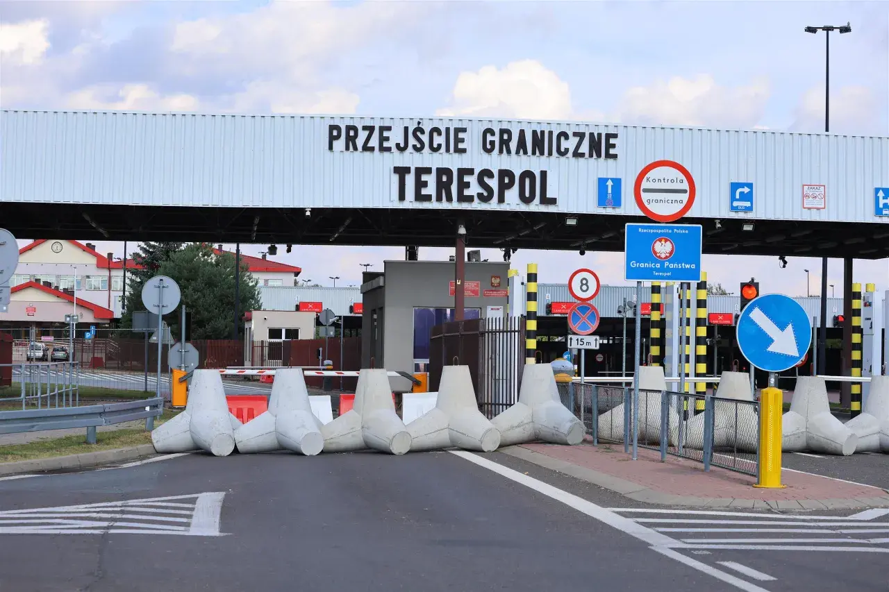 Przejście graniczne Terespol z betonowymi blokami i znakami drogowymi.