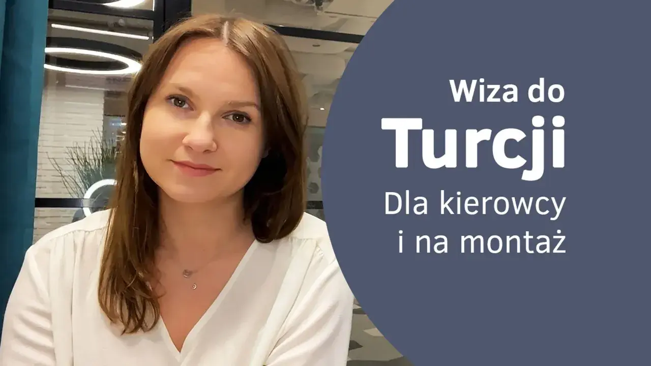 Kobieta w białej bluzce uśmiecha się. Obok tekst: "Wiza do Turcji. Dla kierowcy i na montaż".
