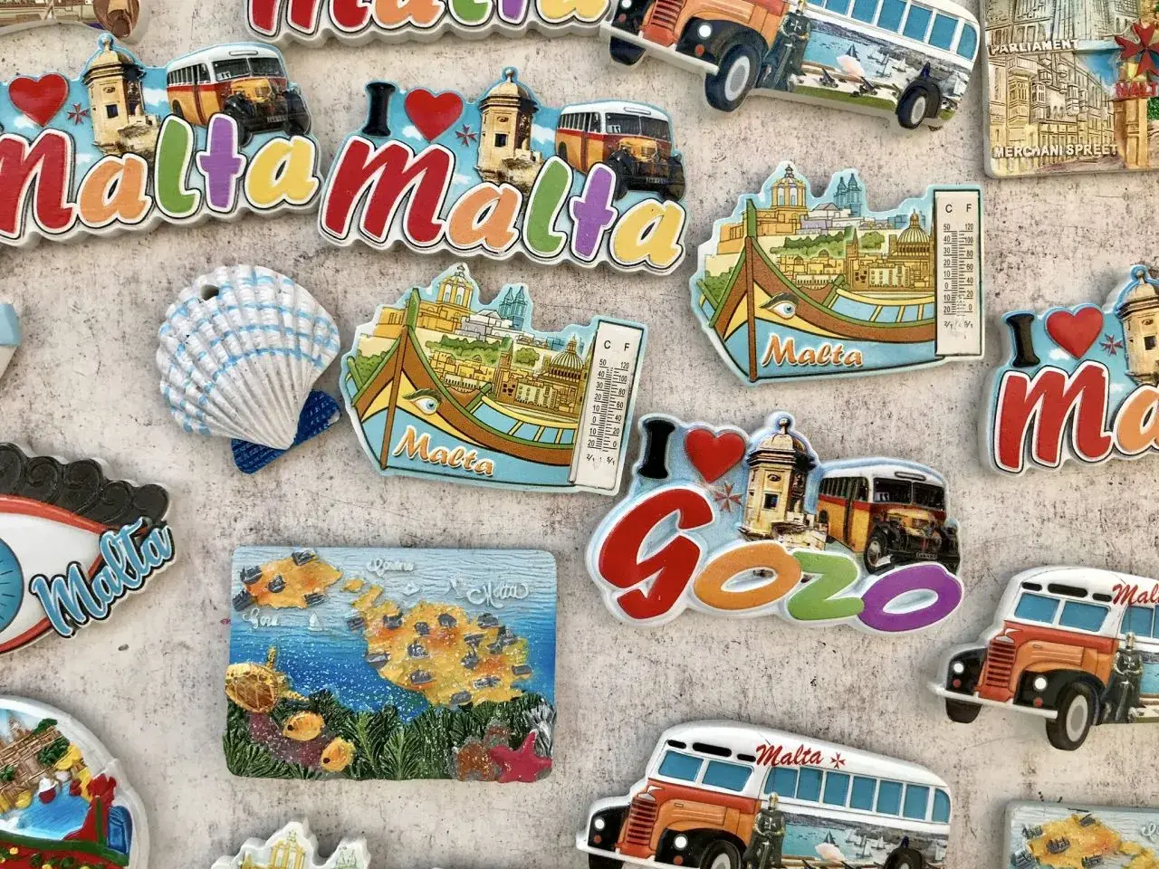 Magnesy z Malty i Gozo: autobusy, łodzie, termometry i mapa wysp. Idealne pamiątki, by pamiętać, co przywieźć z Malty.