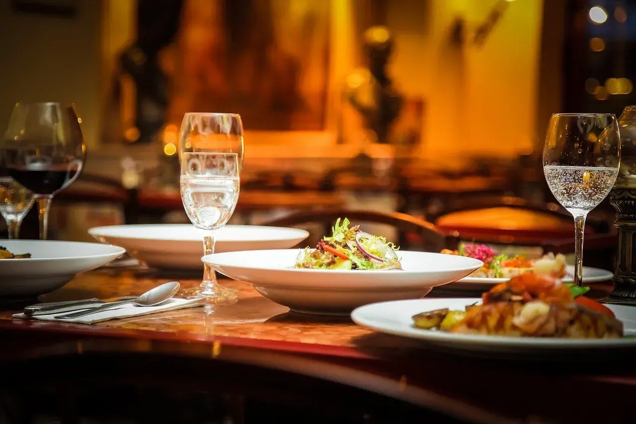 Gdzie zjeść w Gnieźnie? Odkryj najlepsze lokale gastronomiczne