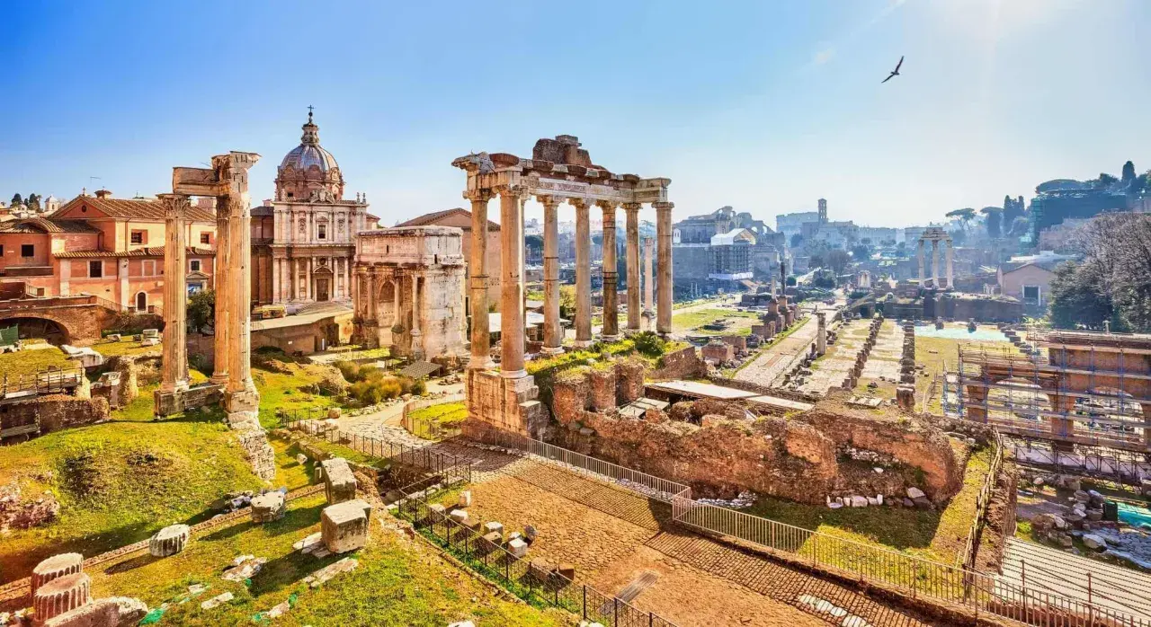 Wycieczka do Rzymu samolotem z przewodnikiem: Forum Romanum w słońcu, z kolumnami i ruinami.