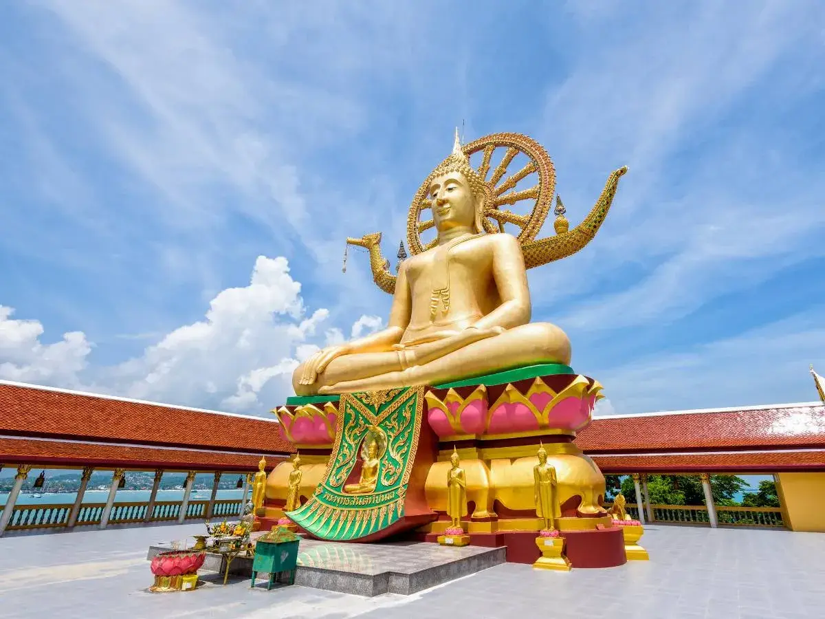 Wielki, złoty Budda w świątyni na Koh Samui. Symbolizuje potęgę tajlandzkiej religii i spokój.