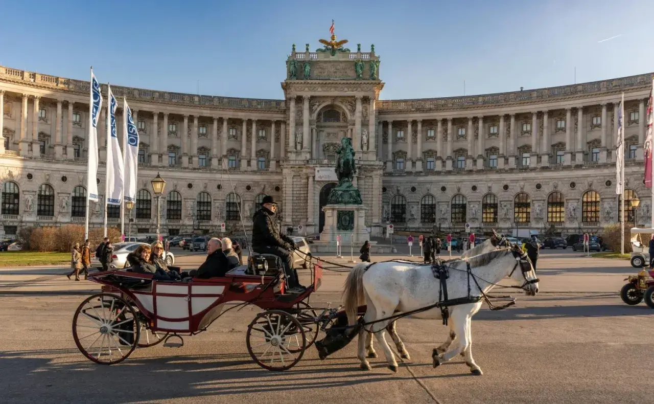 Wiedeń co zobaczyć: przejażdżka dorożką przed Hofburgiem, dawną rezydencją Habsburgów.