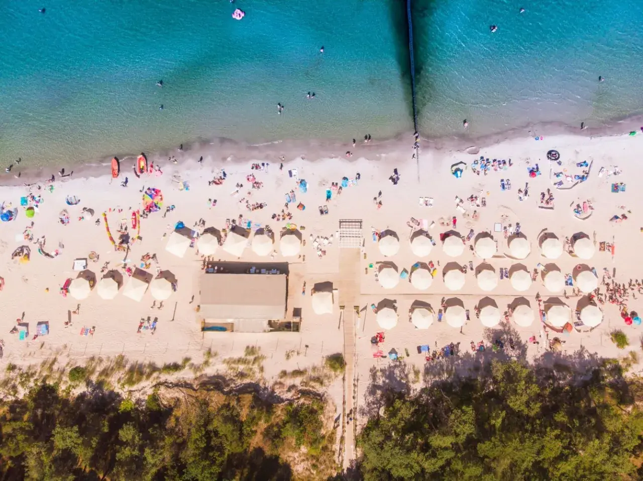 Plaża w Polsce, pełna słońca i ludzi. Idealne miejsce na wakacje all inclusive.