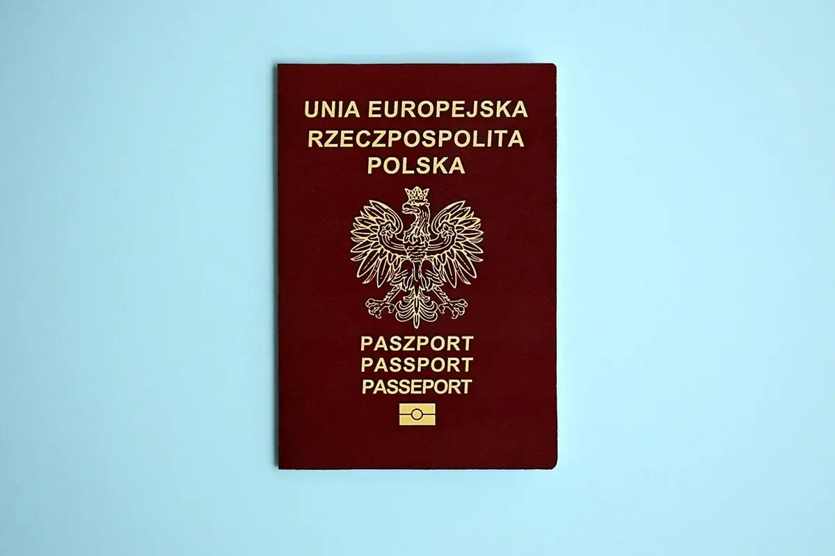 Ciemnoczerwony paszport Rzeczypospolitej Polskiej z godłem i napisem "PASZPORT". Dowiedz się, jak wyrobić paszport.