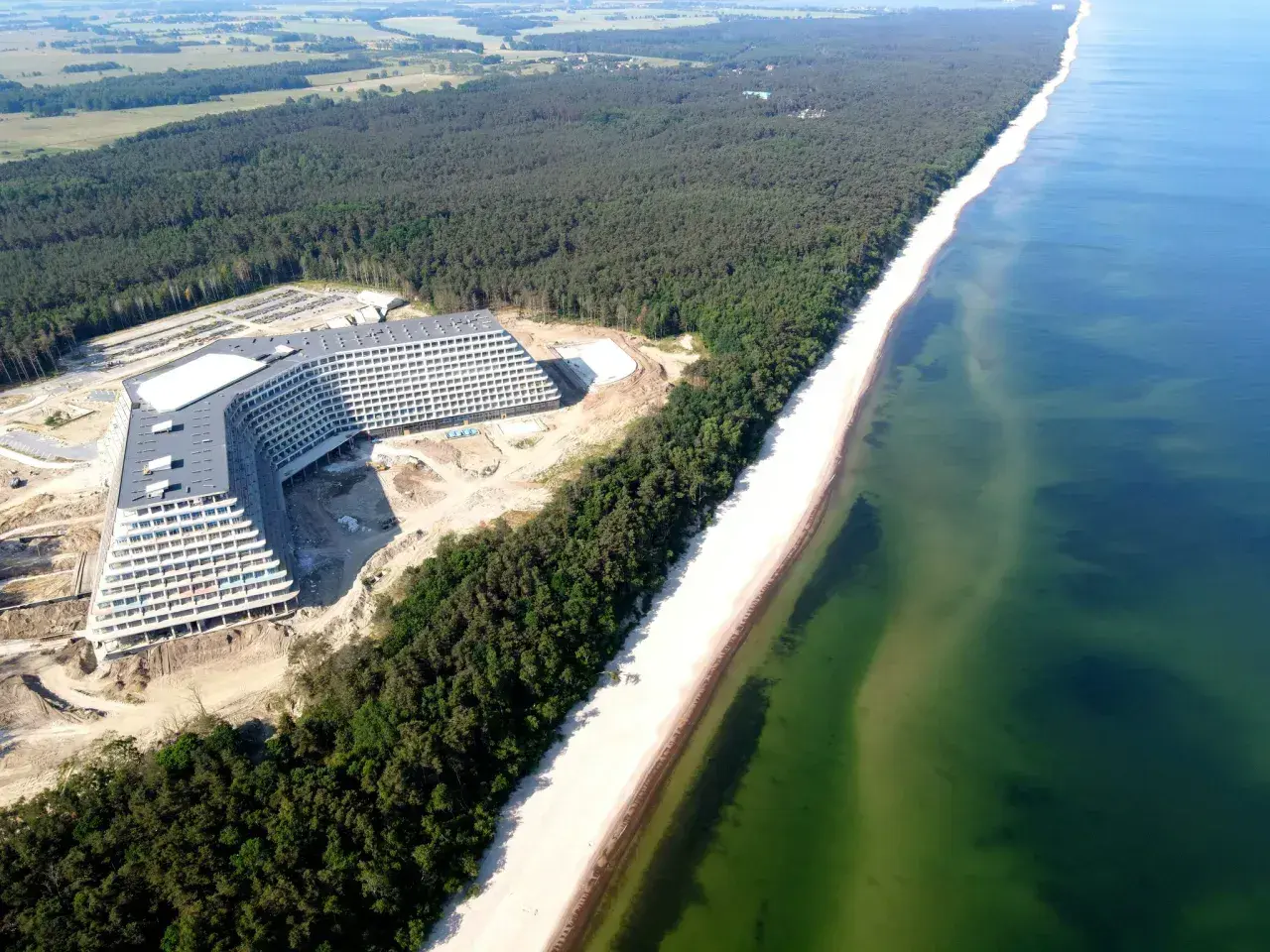 Nowy hotel Gołębiewski w Pobierowie, w budowie, z widokiem na morze. Ile pokoi będzie miał ten gigant?