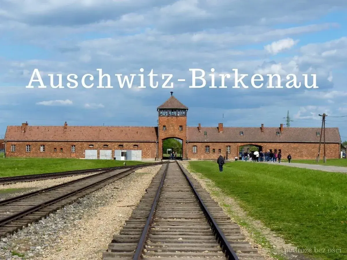 Brama obozu Auschwitz-Birkenau, miejsce pamięci. Opinie o Państwowym Muzeum Auschwitz-Birkenau w Oświęcimiu podkreślają wagę tego miejsca.