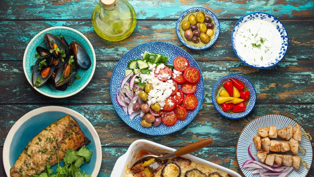 Pyszne dania kuchni greckiej: mule, ryba, sałatka grecka, souvlaki, dip i warzywa. Smacznego!