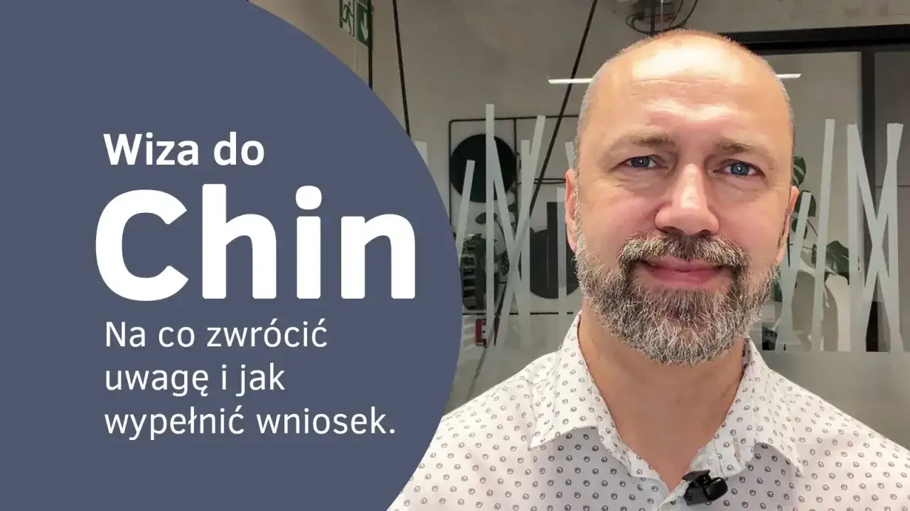 Wiza do Chin: poradnik, jak wypełnić wniosek i na co zwrócić uwagę. Mężczyzna z brodą w białej koszuli.
