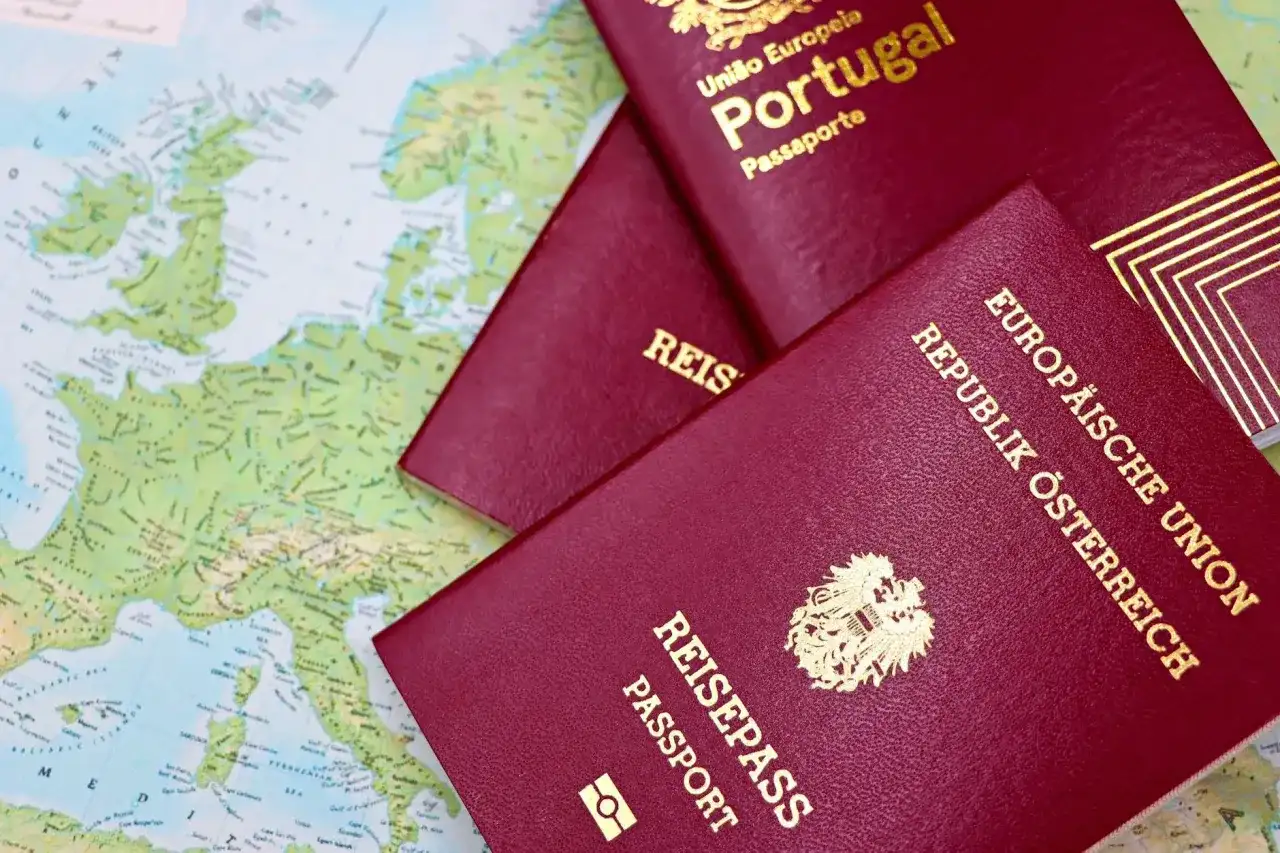 Paszporty Portugalii i Austrii leżą na mapie Europy. Planujesz podróż do Egiptu? Sprawdź, jak łatwo uzyskać wizę do Egiptu online.