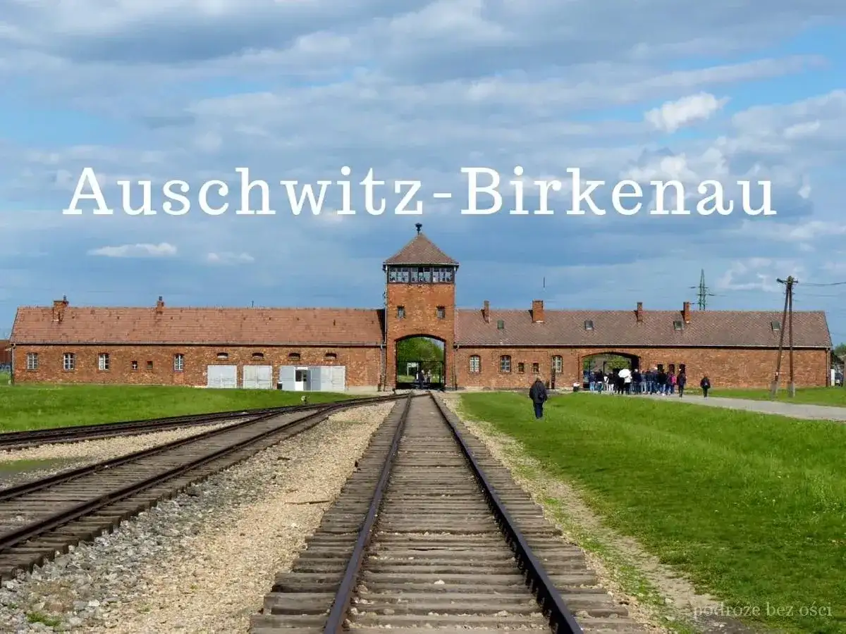 Brama obozu Auschwitz-Birkenau, miejsce pamięci. Opinie o Państwowym Muzeum Auschwitz-Birkenau w Oświęcimiu podkreślają wagę tego miejsca.