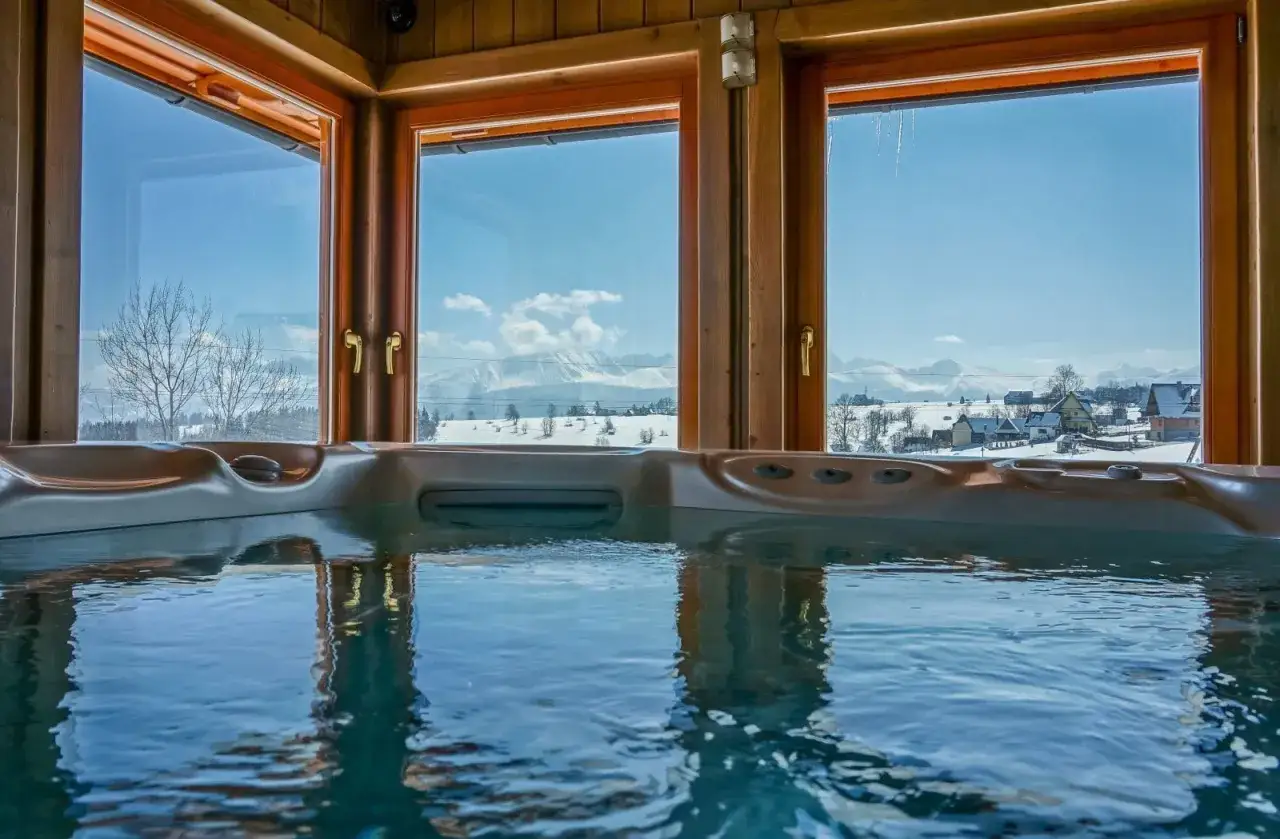 Idealny weekend w spa dla dwojga: gorąca woda w jacuzzi i zimowy widok na góry.